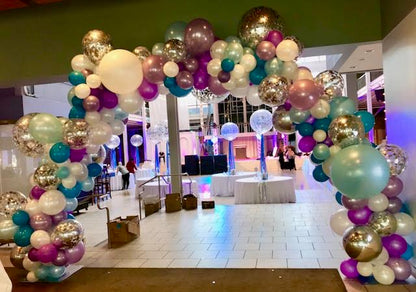 Organic Style Balloon Arch
